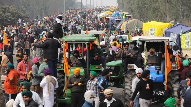 French farmers block one road inside di French capital Paris