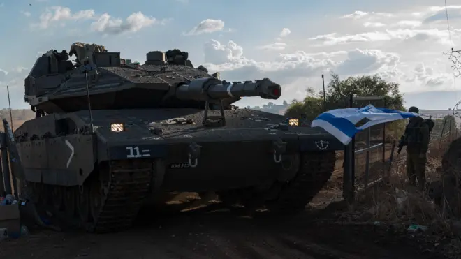 قوات ودبابات إسرائيلية تنتشر على طول الحدود اللبنانية