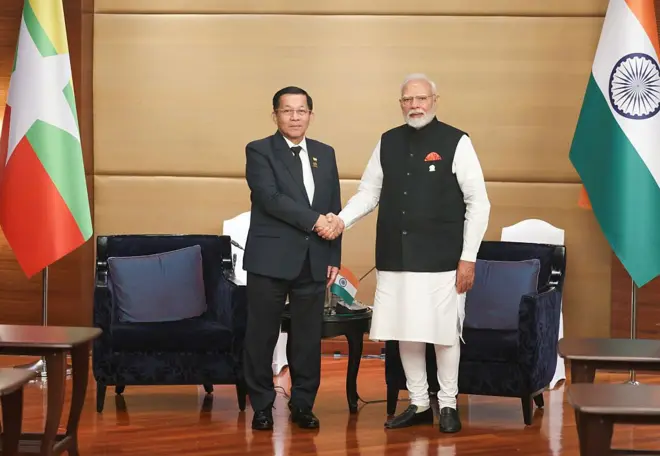 ၂၀၂၅ ခုနှစ်တုန်းက ဘန်ကောက်မှာ ဦးမင်းအောင်လှိုင်နဲ့ မိုဒီ တွေ့ဆုံခဲ့တဲ့မြင်ကွင်း 