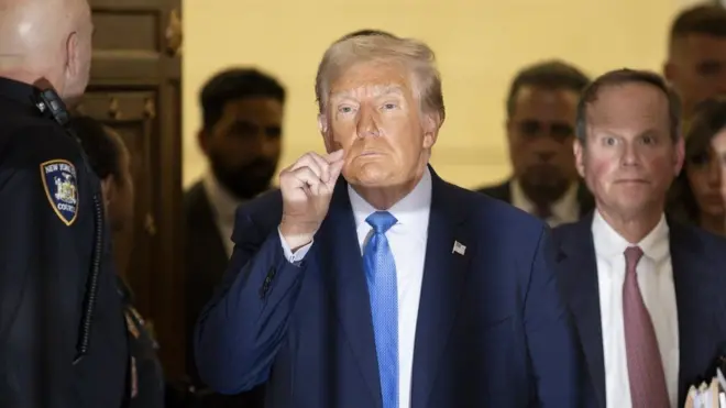 입에 지퍼를 채우는 모습을 흉내 내는 트럼프