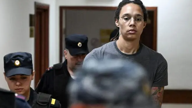 Brittney Griner polislerin arasında yürüyor