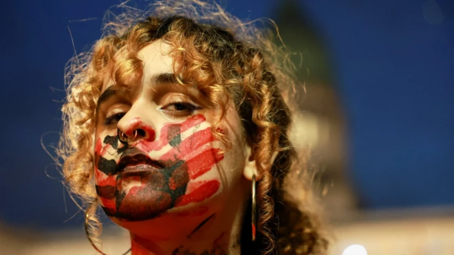 Mujer con la cara pintada en la manifestación de "Ni una menos" en Buenos Aires.