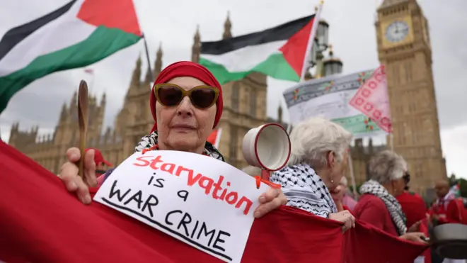 تظاهرة أمام البرلمان البريطاني للمطالبة بفرض عقوبات على إسرائيل وحظر إرسال الأسلحة إليها