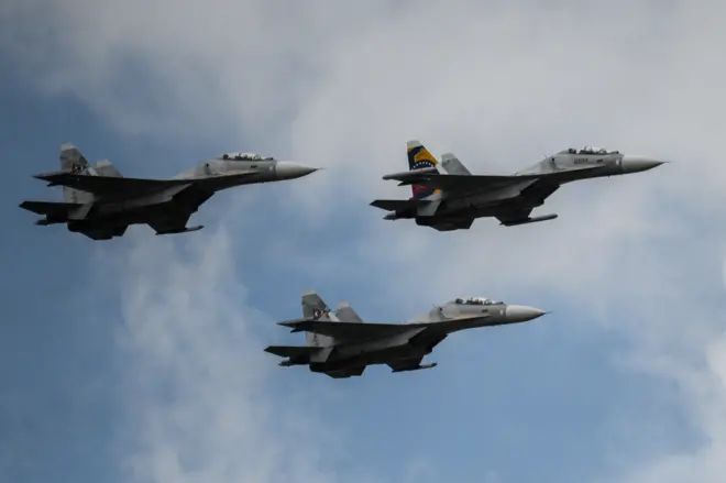 ဗင်နီဇွဲလားလေတပ်မှာတွေ့ရတဲ့ ရုရှားနိုင်ငံထုတ် Sukhoi Su-30 တိုက်လေယာဉ်တွေကို တွေ့ရစဉ်။