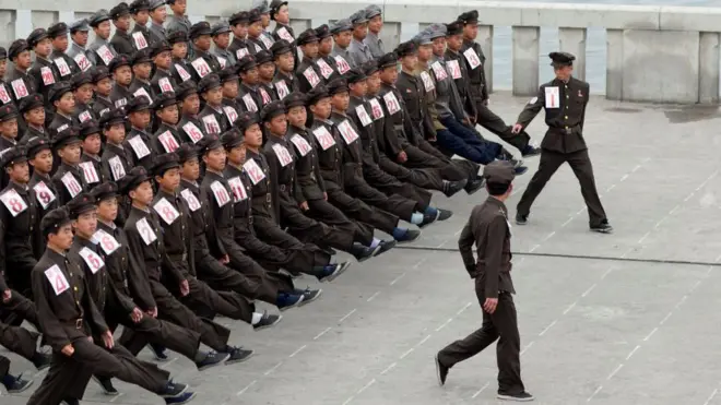 Северокорейские солдаты тренируются на площади Ким Ир Сена в Пхеньяне