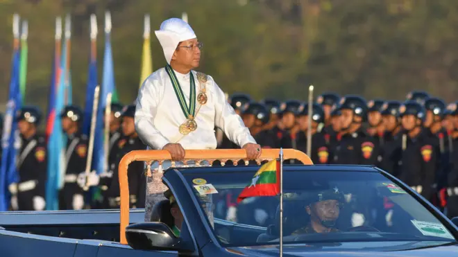 နေပြည်တော်မှာ ၂၀၂၃ ခုနှစ်၊ ဇန်နဝါရီ ၄ ရက်တုန်းက ပြုလုပ်တဲ့ လွတ်လပ်ရေးနေ့ အခမ်းအနားမှာ မြင်တွေ့ရတဲ့ ဗိုလ်ချုပ်မှူးကြီး မင်းအောင်လှိုင်