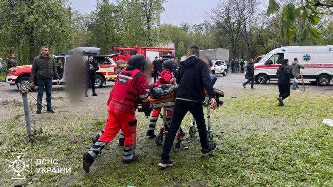 Спасатели на месте ракетного удара в Чернигове