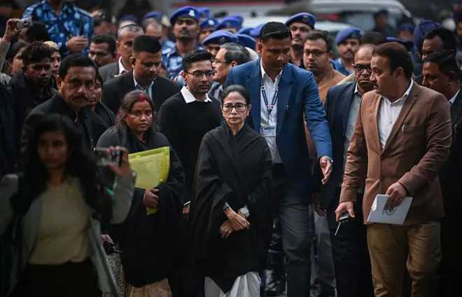 দিল্লিতে নির্বাচন কমিশনের বাইরে অভিষেক ব্যানার্জী এবং অন্যান্যদের সঙ্গে মুখ্যমন্ত্রী মমতা ব্যানার্জী।