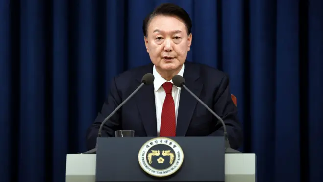 El presidente de Corea del Sur, en el mensaje televisado en el que declaró la ley marcial. 