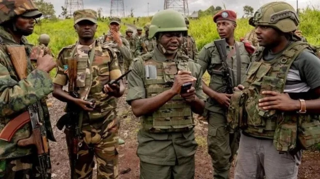 Abantu bahagaze mu mugwi, mu mwambaro wa gisirikare