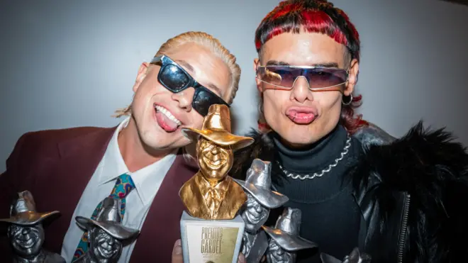 Ca7riel y Paco Amoroso en los Premios Gardel a la música 2025.