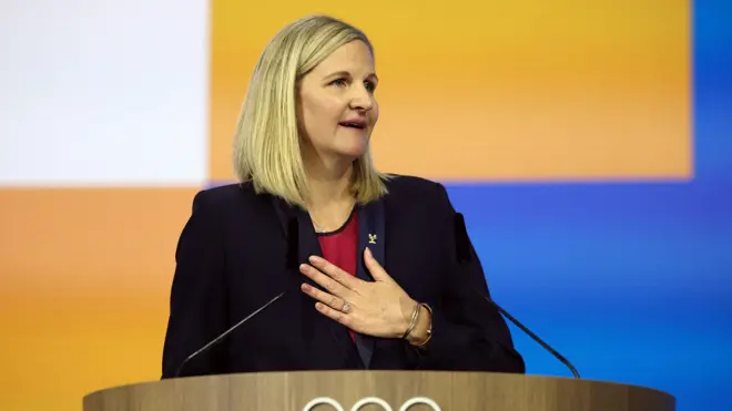 الزيمبابوية كيرستي كوفنتري أول سيدة وأول شخص من خارج أوروبا والقارتين الأمريكيتين، ترأس اللجنة الأولمبية الدولية