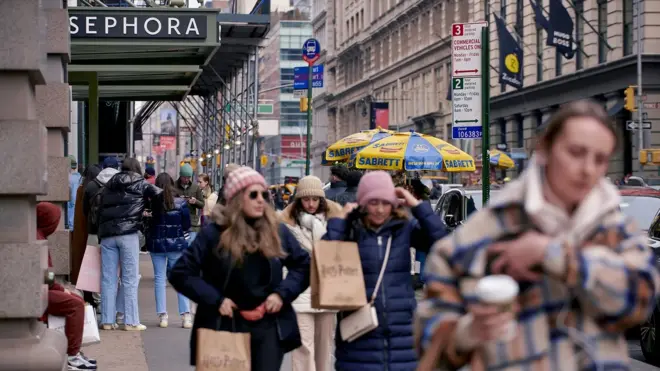 Pessoas andando próximo a loja da Sephora,pixbet noticiasLondres