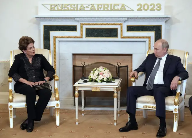 Dilma Rousseff e Vladimir Putin sentados durante reunião