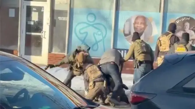 الکس پرتی، ۳۷ ساله و پرستار مراقبتهای ویژه بهدست ماموران «آیس» کشته شد.