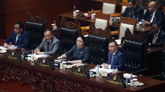 Ketua DPR Puan Maharani (kedua kanan) didampingi Wakil Ketua DPR Sufni Dasco Ahmad (kanan), Lodewijk Freidrich Paulus (kedua kiri) dan Rachmat Gobel (kiri) memimpin Sidang Paripurna pada Selasa (10/09.