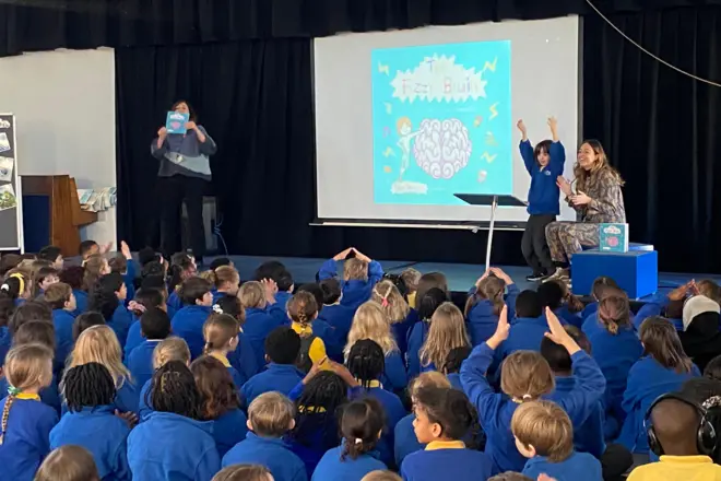 Noah Faria, acompanhado da mãe, faz apresentação para cercamelhor joguinho para ganhar dinheiro300 alunos sobre autismo e TDAHmelhor joguinho para ganhar dinheiroauditório da escola