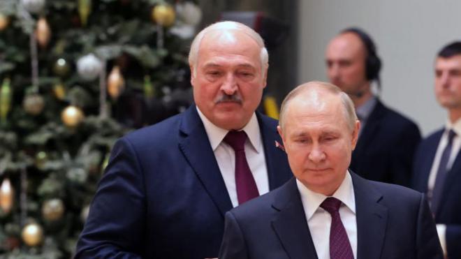 Lukashenko camina a unos metros detrás del ruso Putin.
