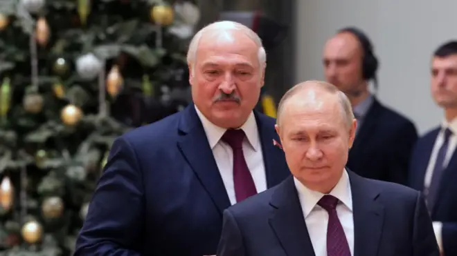 Lukashenko camina a unos metros detrás del ruso Putin.