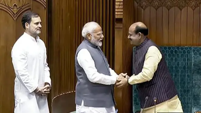 स्पीकर चुने जाने के बाद ओम बिरला से मिलते हुए पीएम मोदी