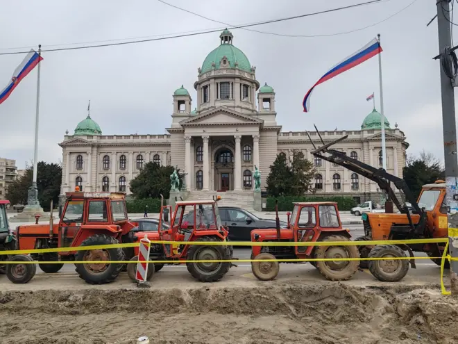 Traktori oko Pionirskog parka gde je grupa mladih koja sebe zove Studenti 2.0