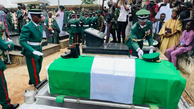 Bayii ni awọn ọmọ ologun Naijiria ṣe ṣe ẹyẹ ikẹyin fun Ọba Olakulehin to ti fi igba kan jẹ ara wọn