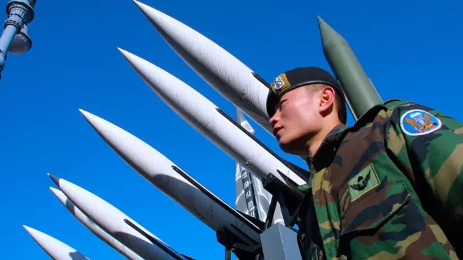 Південнокорейський солдат стоїть під виставкою ракет Північної та Південної Кореї