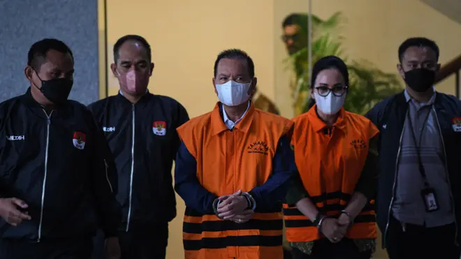 Bupati Kapuas, Kalimantan Tengah Ben Brahim S Bahat (tengah) dan istri yang juga anggota DPR Fraksi NasDem Ary Egahni (kedua kanan) berjalan menuju ruangan konferensi pers di Gedung Merah Putih KPK, Jakarta, Selasa (28/03).