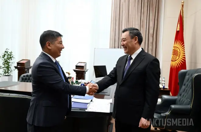 Журналист Марат Уралиев жана президент Садыр Жапаров