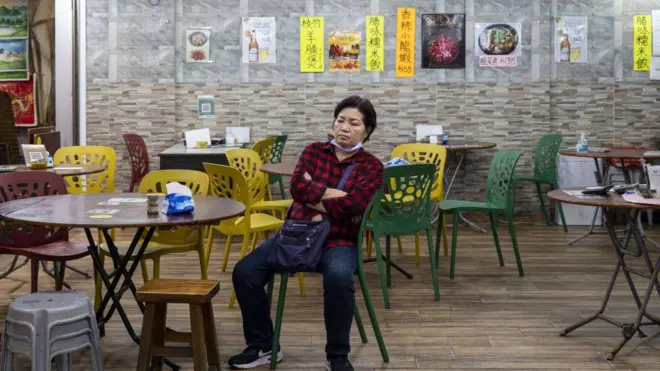 过去半年，香港市民都会感受到，一场场餐饮业“骨牌式”结业潮正在发生。
