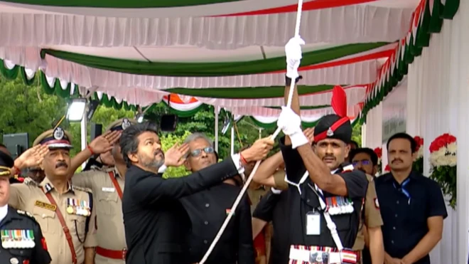 சுதந்திர தினத்தன்று முதல்வர் தேசியக் கொடியை ஏற்றும் நடைமுறை அமலானதில் கருணாநிதி பங்கு என்ன? 