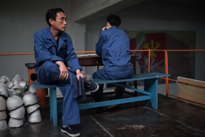 Công nhân tại một nhà máy dây cáp điện ở Bắc Hàn.