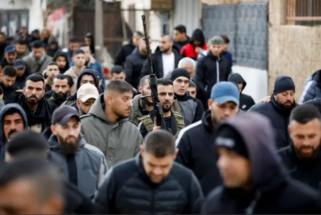 من جنازة ثلاثة فلسطينيين قتلوا خلال عملية إسرائيلية في مستشفى في جنين في الضفة الغربية