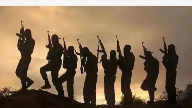 Aworan awọn agbebọn ninu okunkun.