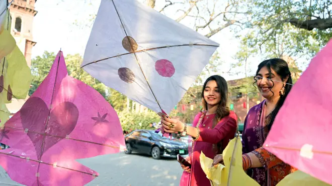 लाहौर में पतंगबाज़ी करते लोग