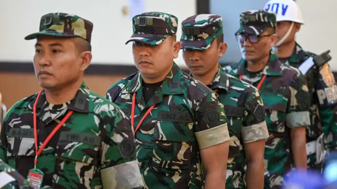 Terdakwa kasus penyiraman air keras kepada aktivis KontraS Andrie Yunus, Lettu Sami Lakka (kiri), Kapten Nandala Dwi Prasetya (kedua kiri), Lettu Budhi Hariyanto Cahyono (ketiga kiri), dan Serda Edi Sudarko (kedua kanan) tiba untuk menjalani sidang pembacaan dakwaan di Pengadilan Militer II-08, Jakarta, Rabu (29/04).