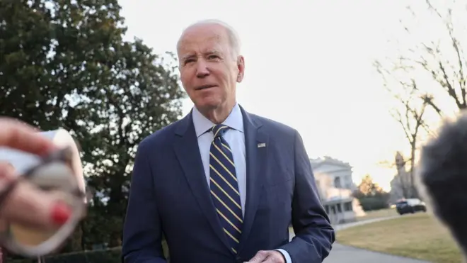 Joe Biden dey tok to Journalist