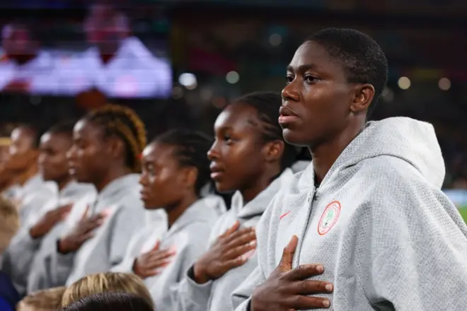 Awọn agbabọọlu obinrin pẹlu ọwọ wọn ni aya wọn