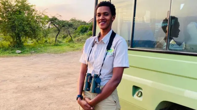 Janet Rugero iruhande rw'imodoka ye ari mu kazi