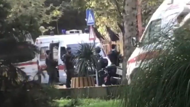 ماموران امنیتی در کنار آمبولانس