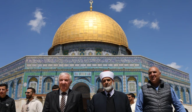 Wasu mutane a gaban masallacin Aqsa