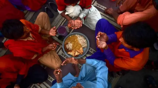 রোজা ভাঙার সময় ইফতার সামনে নিয়ে হাত তুলে দোয়া করছেন চারজন