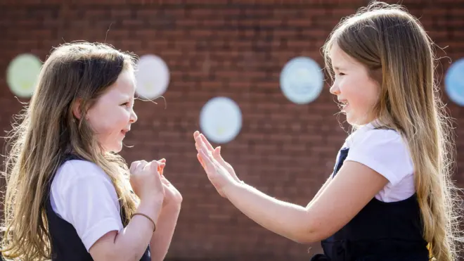 devojčice se igraju 