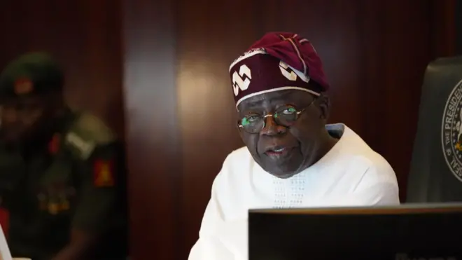 Aarẹ Bola Tinubu wọ aṣọ funfun pẹlu fila