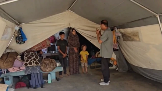 فضل كراز معلم لغة الإشارة مع السيدة إيمان وأولادها في غزة