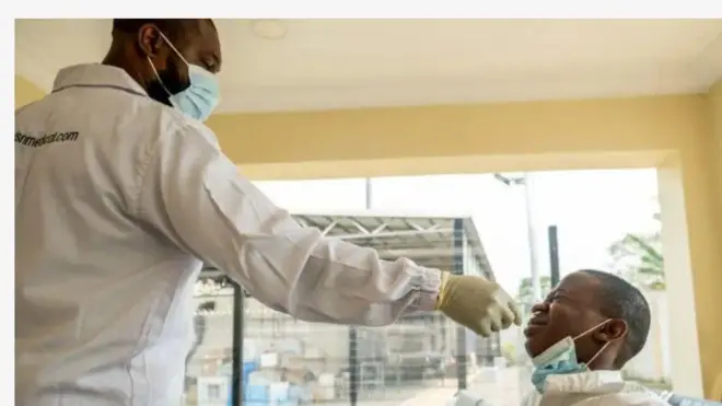 Aworan oisṣẹ eleto ilera to n ṣayẹwo arun Covid 19 fun ẹnikan to jokoo