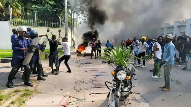 Bamwe mu bari mu myiyerekano bahanganye n'abaporisi ku nyubakwa y'ubuserukizi bw'Ubufaransa i Kinshasa ku wa 28 Nzero 2025