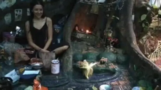 Nina Kutina ree ninu iho ilẹ to n gbe, laaarin itakun igi. Ẹrin naa lo n rin, awọn nnkan eelo rẹ ati ọṣọ wa nibẹ