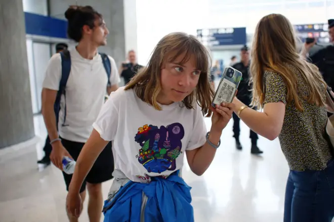 Greta Tunberg na aerodromu u Parizu