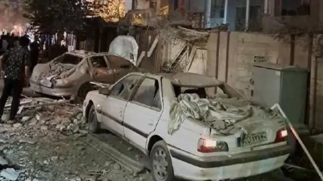 Carros danificados em Teerã